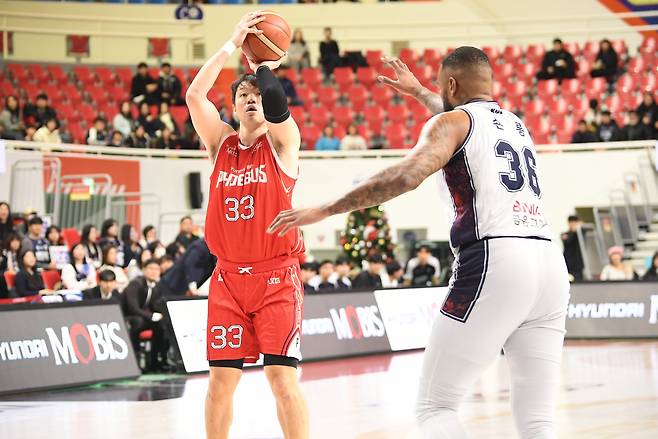 현대모비스의 이승현이 6일 열린 프로농구 홈 경기에서 KCC 숀 롱의 수비를 피해 슛을 시도하고 있다. 그는 이날 30득점에 16리바운드를 기록하며 팀 승리를 이끌었다. /KBL