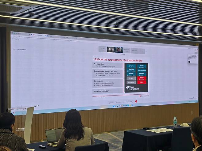 텍사스 인스트루먼트(TI)가  6일(현지시각) 미국 라스베이거스에서 열리는 세계 최대 가전∙IT 전시회 ‘CES 2026’에 참가해 자율주행 레벨3’(L3) 자율주행 요구 조건을 충족할 수 있는 3가지 제품을 공개한다. 사진은 TI가 CES2026 개막 전 우리나라를 비롯해 일본·중국·대만·필리핀·말레이시아 등 아시아태평양(APEC) 지역 미디어를 대상으로 신제품 발표 사전 간담회를 진행하고 있는 모습./정두용 기자