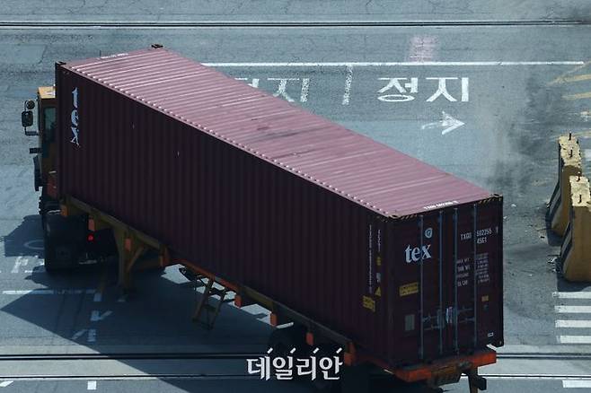인천 연수구 인천신항 컨테이너 터미널에서 트레일러가 이동하고 있다.ⓒ뉴시스