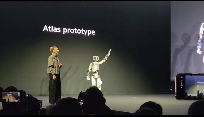 5일(현지시간) 미국 라스베이거스 만달레이베이 컨벤션센터에서 현대차그룹 보스턴다이내믹스 관계자들이 신형 휴머노이드 ‘아틀라스’를 소개하고 있다. ⓒ데일리안 정진주 기자