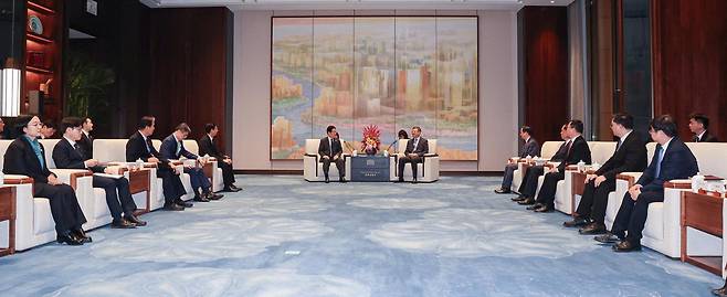 중국을 국빈방문 중인 이재명 대통령과 천지닝 상하이시 당 서기가 6일 상하이 세계회객청에서 열린 만찬 전 사전환담을 하고 있다. 2026.1.6/뉴스1