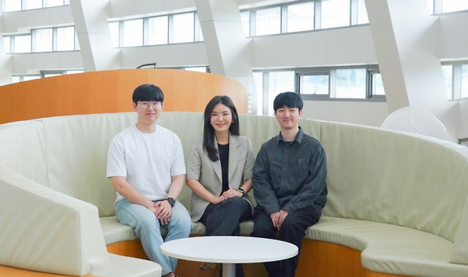 (왼쪽부터) 윤준연 GIST 신소재공학과 박사과정생(제1저자), 이은지 교수, 황준호 박사후연구원.&nbsp;GIST 제공