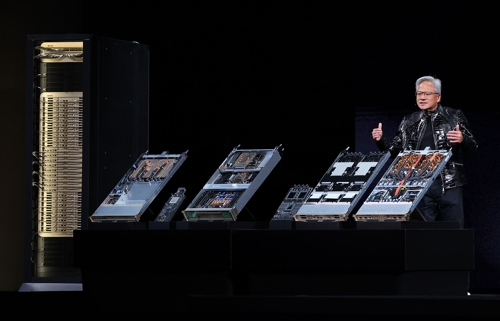 젠슨 황 엔비디아 CEO가 5일(현지시간) 미국 네바다주 라스베이거스 퐁텐블로 호텔에서 열린 엔비디아 CES 2026 라이브에서 차세대 그래픽처리장치(GPU)루빈 GPU를 선보이고 있다.  [연합뉴스]