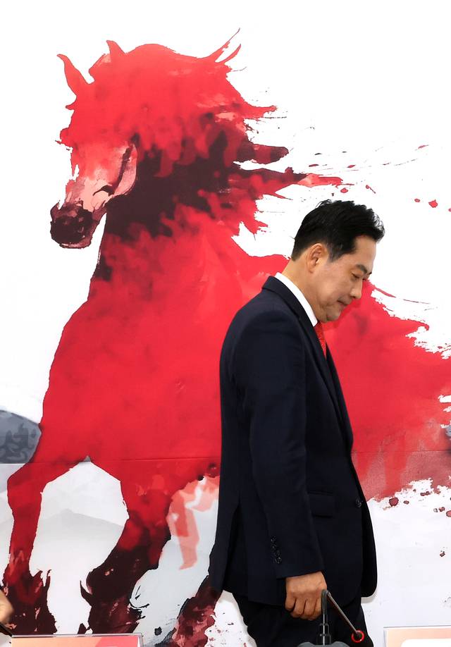 장동혁 국민의힘 당대표가 지난 1월 5일 국회 본청에서 열린 국민의힘 야당탄압가짜뉴스감시특별위원회 임명장 수여식 및 제1차 전체 회의에 입장하고 있다.<연합뉴스>