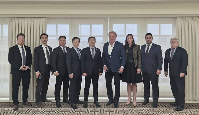 지난 5일(현지시간) '미국 와바시 저탄소 암모니아 프로젝트'의 착공식(Ground Breaking Ceremony)에서 삼성E&A 남궁 홍 사장(왼쪽에서 다섯 번째), 사이먼 그린쉴즈(Simon Greenshields) 와바시 밸리 리소스 이사회 의장(오른쪽에서 네 번째) 외 관계자들이 포즈를 취하고 있다. 삼성E&A 제공