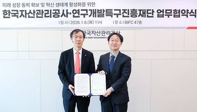 6일 부산시 남구 부산국제금융센터(BIFC)에서 개최된 '기술혁신기업 공동 지원을 위한 업무협약식'에서 정정훈 캠코 사장(왼쪽)과 정희권 연구개발특구진흥재단 이사장(사진 오른쪽)이 협약을 체결하고 기념촬영을 하고 있다. 캠코 제공