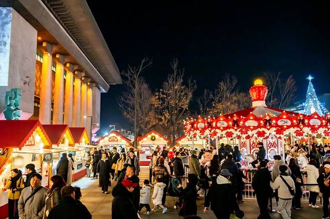 '2025 서울윈터페스타' 기간 시민들이 광화문 마켓을 둘럭보고 있다. 서울시 제공