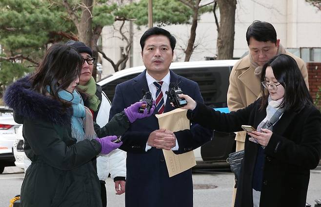 김태우 전 강서구청장이 6일 서울 마포구 서울경찰청 광역수사단에서 공천 헌금 의혹 등 공직선거법 위반으로 고발된 강선우 의원에 대한 고발인 조사에 앞서 입장을 밝히고 있다. 뉴스1