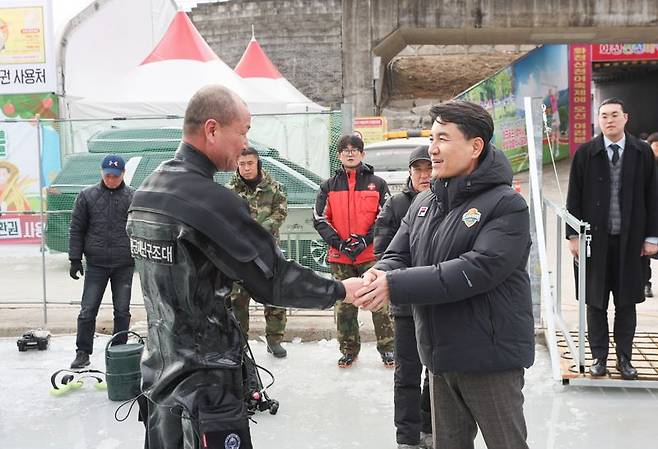 김진태 강원도지사가 6일 화천 산천어축제장을 찾아 관계자들을 격려하고 있다. 강원자치도 제공