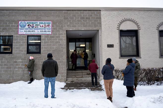 5일 미국 미네소타주 미니애폴리스의 한 어린이집 앞에 공권력 남용을 감시하는 지역사회 활동가들이 모여 상황을 지켜보고 있다. 이날 한 지역주민은 이민세관단속국이 이민 단속을 위해 보육시설에 진입한 것으로 오해하고 신고했다. 해당 시설은 미네소타 주 수사국(BCA)이 조사를 나온 것이라고 설명했다. 미니애폴리스/로이터 연합뉴스