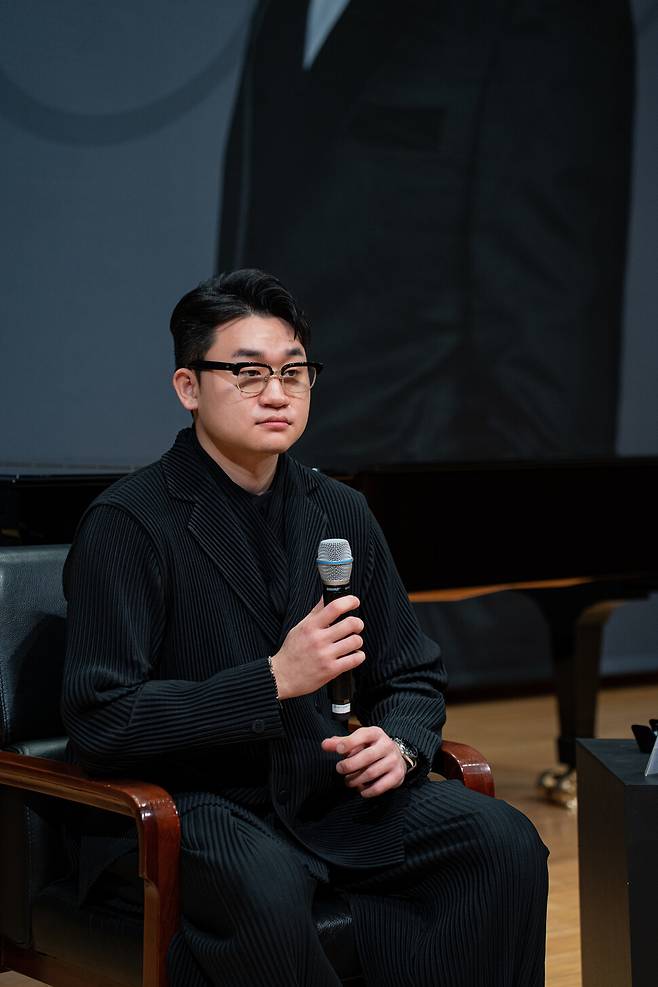 바리톤 김태한이 6일 오전 서울 서대문구 연세대학교 백양누리에서 열린 기자간담회에서 발언하고 있다. 금호문화재단 제공