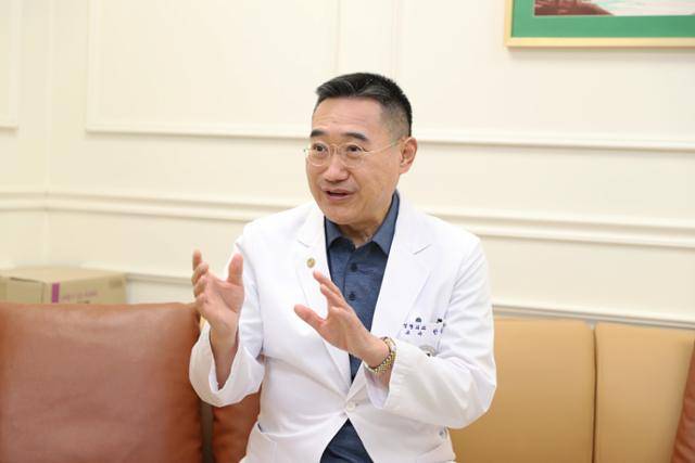 2025년 12월 24일 서울 구로구 고려대 구로병원에서 만난 한승규 성형외과 교수가 당뇨발에 대해 설명하고 있다. 고려대 구로병원 제공