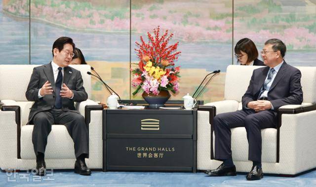 중국을 국빈 방문 중인 이재명 대통령과 천지닝 상하이시 당서기가 6일 상하이 세계회객청에서 만찬을 갖기 전 사전 환담을 하고 있다. 상하이=왕태석 선임기자