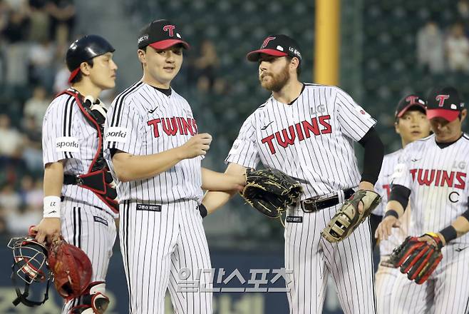 2023 KBO리그 롯데 자이언츠와 LG 트윈스의 경기가 30일 오후 잠실야구장에서 열렸다. LG 선발 이민호가 4회 교체 되며 동료들의 격려를 받고 있다. 잠실=정시종 기자 capa@edaily.co.kr /2023.05.30.