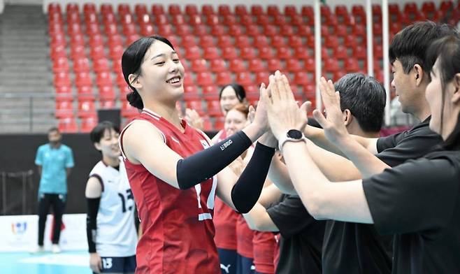 <yonhap photo-5647=""> 김연경 이을 '여중생 거포' 손서연 (서울=연합뉴스) 대한배구협회 여자경기력향상위원회 위원장을 맡은 박미희 KBSN스포츠 해설위원은 7일 연합뉴스와 인터뷰에서 16세 이하(U-16) 한국 여자배구 대표팀의 주장인 손서연(경해여중)을 '차세대 에이스 재목감'으로 손색이 없다고 했다. 사진은 손서연. 2025.11.7 [아시아배구연맹 페이스북 캡처. 재판매 및 DB 금지] photo@yna.co.kr/20251107 13:35:02/ <저작권자 ⓒ ㈜연합뉴스. 무단 전재 재배포 금지, AI 학습 및 활용 금지></yonhap>