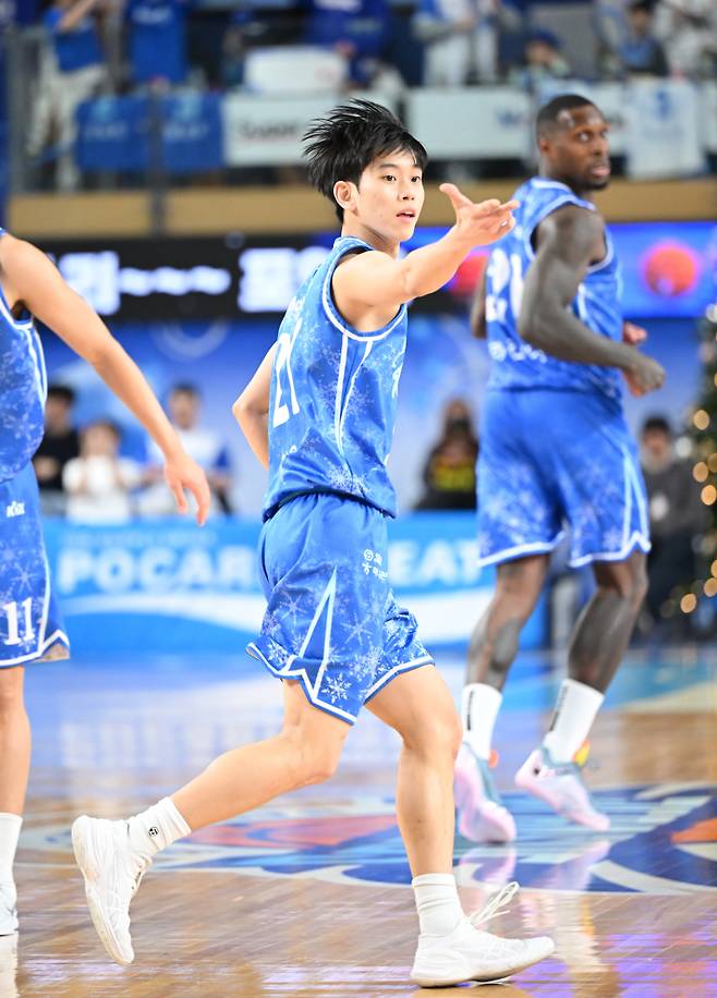 한국가스공사 양우혁이 지난달 25일 KT와의 2025~26 LG전자 프로농구 정규리그 홈경기서 3점슛을 터뜨린 뒤 세리머니를 펼치고 있다. 사진=KBL