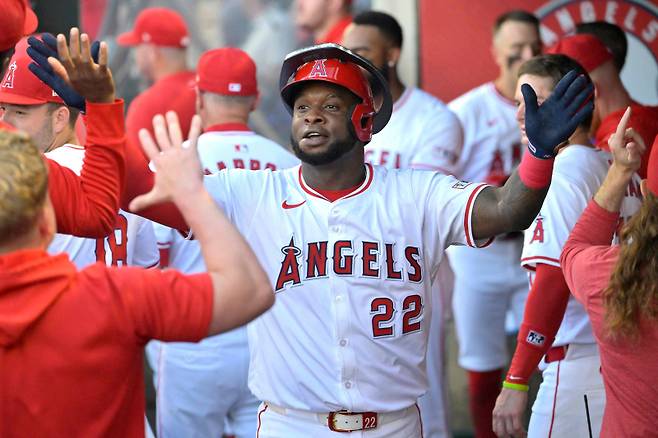 <yonhap photo-3622=""> ANAHEIM, CALIFORNIA - JUNE 27: Miguel Sano #22 of the Los Angeles Angels is congratulated in the dugout after hitting a solo home run in the first inning against the Detroit Tigers at Angel Stadium of Anaheim on June 27, 2024 in Anaheim, California. Jayne Kamin-Oncea/Getty Images/AFP (Photo by Jayne Kamin-Oncea / GETTY IMAGES NORTH AMERICA / Getty Images via AFP)/2024-06-28 12:04:01/ <저작권자 ⓒ 1980~2024 ㈜연합뉴스. 무단 전재 재배포 금지, AI 학습 및 활용 금지></yonhap>