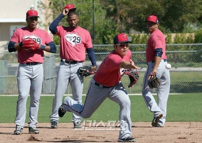미네소타 시절 박병호와 함께 1루수 훈련을 하는 사노(오른쪽). IS 포토