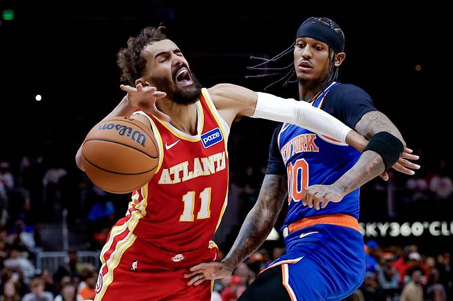 <yonhap photo-2557="">올 시즌 잦은 부상으로 팀 전력에 큰 도움이 되지 않고 있는 트레이 영(왼쪽). [EPA=연합뉴스]</yonhap>