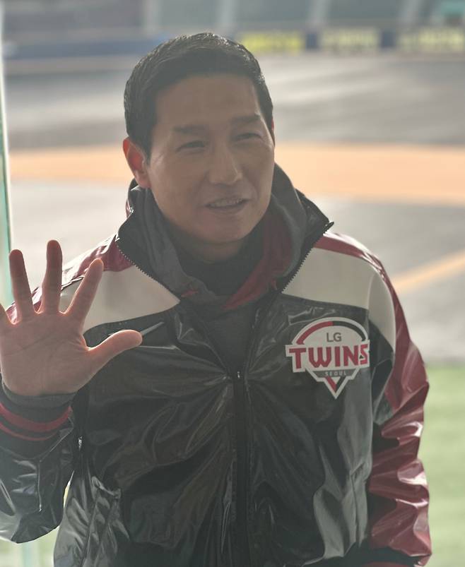 염경엽 LG 감독이 6일 잠실구장에서 열린 신년 인사회에 앞서 취재진과 인터뷰를 하고 있다. 염 감독은 LG의 5번째 우승을 염원하며 손가락 5개를 모두 펼쳤다. 잠실=이형석 ㄱ지ㅏ&nbsp;