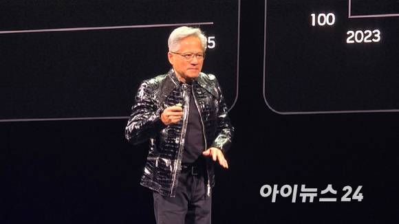 젠슨 황 엔비디아 CEO가 5일(현지시간) 미국 라스베이거스 퐁텐블로 호텔에서 열린 CES 2026 특별연설을 하고 있다. [사진=박지은 기자]