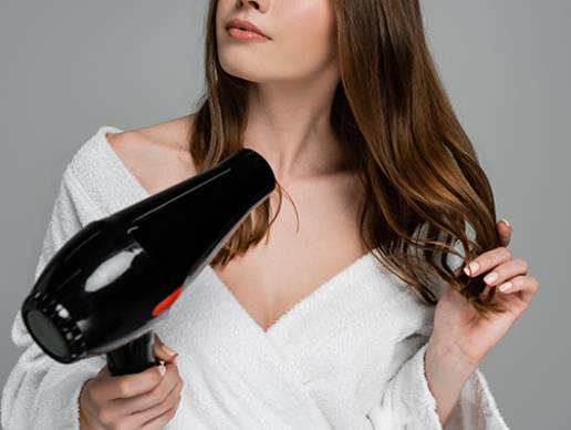 머리를 말릴 때는 20~30㎝ 정도 거리를 두는 것이 좋다. 사진은 본 기사 내용과 무관함. [사진= Little Extra]