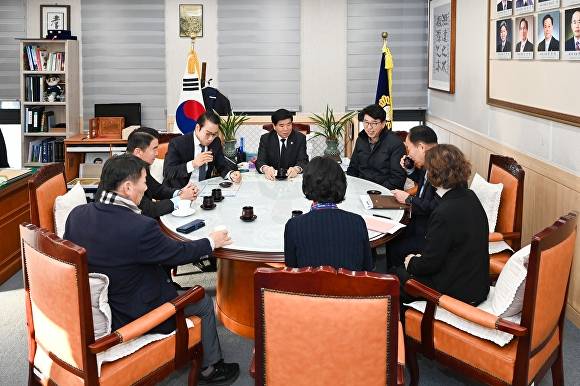 남원시의장실에서 김영태 의장과 최경식 시장 등이 민생안정지원금 관련 긴급회의를 갖고 있다. [사진=남원시의회 ]