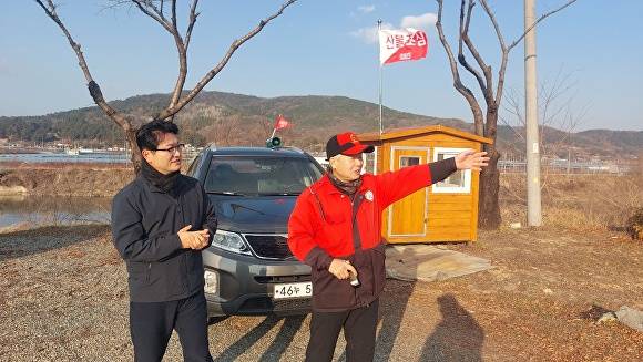 이도형 경산시 부시장(왼쪽)이 산불 대응 운영체계를 점검하고 있다 [사진=경산시]