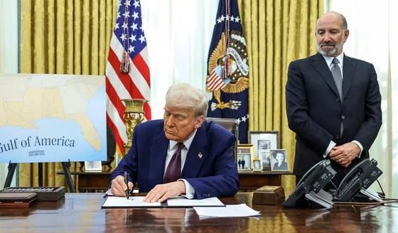 도널드 트럼프 미국 대통령(왼쪽)이 하워드 러트닉 상무장관을 곁에 두고 관세부과를 지시하는 행정명령에 서명하고 있다. 트럼프에게 관세는 지경학적인 수단이다. [로이터=연합뉴스]