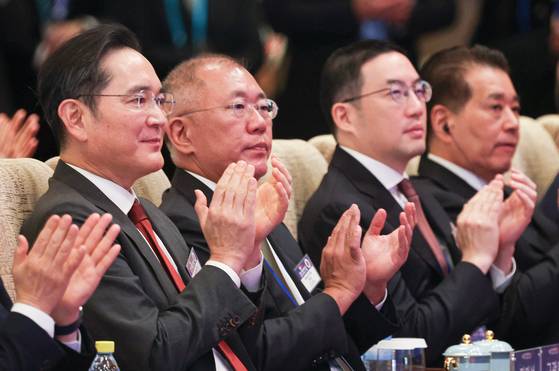 이재용 삼성전자·정의선 현대차그룹·구광모 LG그룹·장인화 포스코홀딩스 회장(왼쪽부터)이 5일 중국 베이징에서 열린 한·중 비즈니스포럼에 참석했다. 이날 포럼에는 최태원 SK그룹·허태수 GS그룹·구자은 LS그룹·손경식 CJ그룹 회장과 최병오 패션그룹 형지 회장 등도 참석했다. 전민규 기자