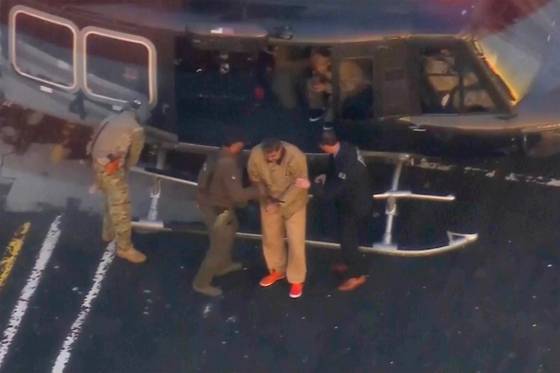 5일(현지시간) 니콜라스 마두로 베네수엘라 대통령이 맨해튼 연방 법원으로 이동하기 위해 헬리콥터에서 내리는 모습.AP=연합뉴스