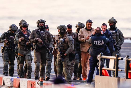 체포된 베네수엘라 대통령 니콜라스 마두로가 5일(현지시간) 뉴욕 연방 법원으로 향하며 맨해튼 다운타운 헬리포트에 도착하고 있다. 로이터=연합뉴스