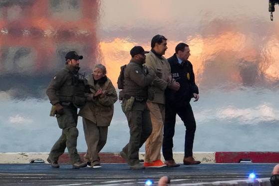 현지시간 5일 니콜라스 마두로 베네수엘라 대통령과 배우자 실리아 플로레스가 법원 출석을 위해 이송되고 있다. 로이터=연합뉴스