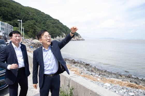 김윤덕 국토교통부 장관(오른쪽)과 이윤상 건설공단 이사장이 지난해 8월 7일 부산 강서구 가덕신공항 부지를 둘러보고 있다. 연합뉴스