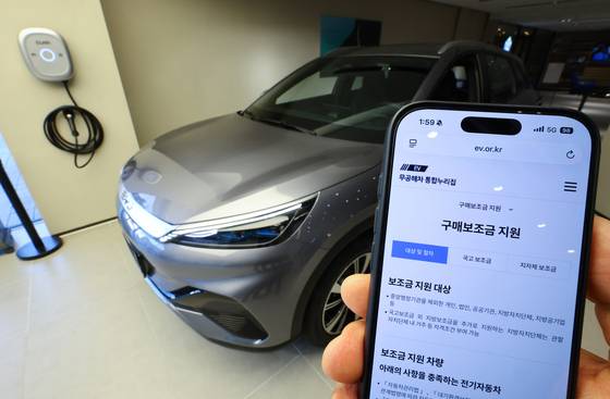 전기차 구매보조금 지원 제도를 살펴보고 있는 모습. 기후에너지환경부가 발표한 2026년도 전기차 구매 보조금 개편안에 따르면 올해부터 출고 후 3년이 지난 내연기관차를 전기차로 바꾸면 최대 100만원의 지원금이 추가 지급된다. 뉴시스