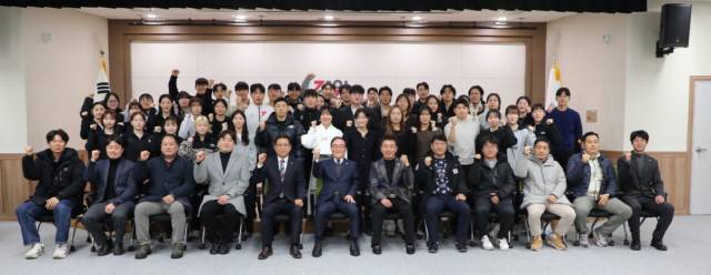 ▲ 2026년 강원도체육회 시무식이 5일 강원체육회관 대회의실에서 양희구 회장을 비롯한 임직원과 직장운동경기부 선수단이 참석한 가운데 열렸다.