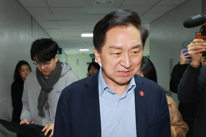 ▲ 김건희특검이 '로저비비에 클러치백 수수 의혹'과 관련해 국민의힘 김기현 의원실과 자택 등에 대해 압수수색에 착수한 지난달 17일 국회의원회관 내 사무실에 김 의원이 도착하고 있다 [연합뉴스]