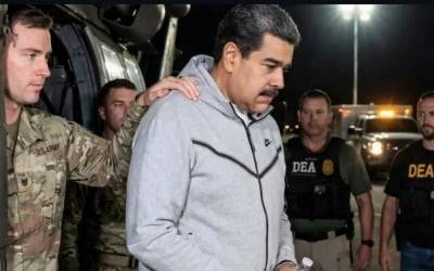 니콜라스 마두로 베네수엘라 대통령이 미국 마약단속국(DEA) 요원에게 이끌려 이동하는 모습이 공개됐다.(사진=SNS X 캡처)