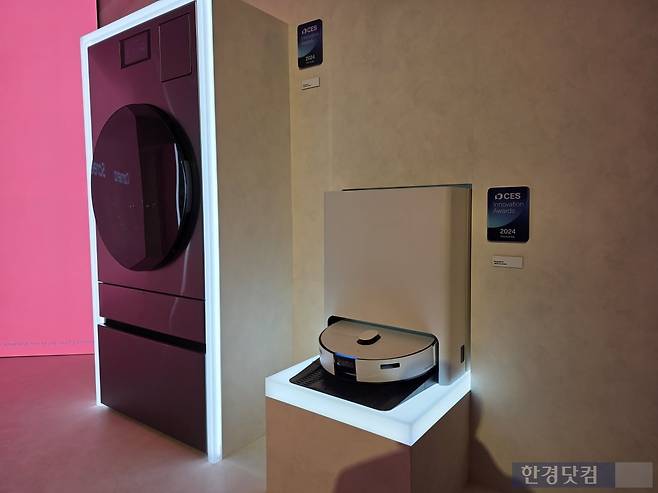 삼성전자가 지난 4일(현지시간) 미국 라스베이거스 윈호텔에 마련된 CES 2026 단독 전시관에서 로봇청소기 신제품 '비스포크 AI 제트 봇 콤보'(오른쪽)를 전시하고 있다. 사진=김대영 기자