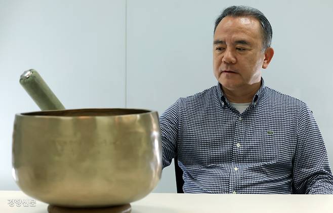 최순용 변호사가 명상에 들어가기 전 좌종을 치고 있다. 좌종은 명상의 시작과 중간과 끝에 울림으로써 명상에 몰입하도록 하는 도구다. 서성일 선임기자