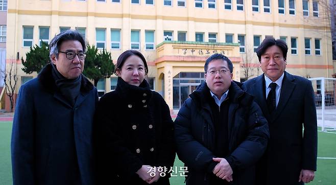 한국화교협회총연합회·한성(서울)화교협회 최대 숙원 사업은 ‘무상급식’이다. 40~50대 개혁파 집행부는 화교 차별과 배제에 대해 목소리를 내려 한다. 왼쪽부터 한성화교협회 송수화 상무이사,  조수운 부회장, 추덕건 외부이사, 총연합회·한성협회 이중한 회장이다. 서울 중구 명동 한국한성화교 소학교에서 지난 2일 촬영했다. 김종목 기자