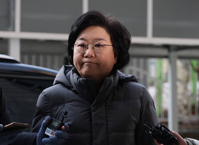 이혜훈 기획예산처 장관 후보자가 6일 서울 중구 예금보험공사에 마련된 인사청문회 준비 사무실로 출근하며 취재진의 질문을 듣고 있다. 연합뉴스.