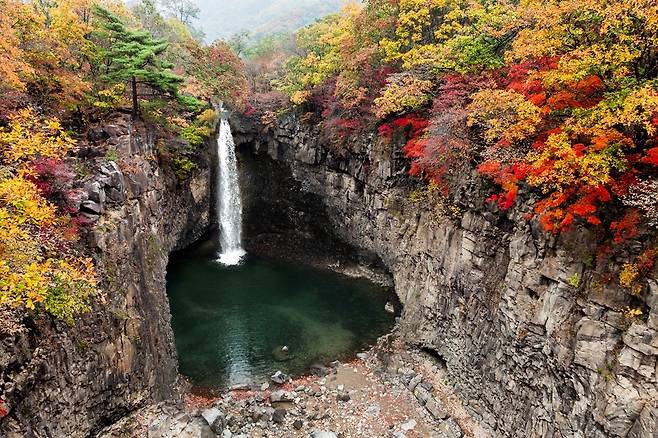 A waterfall at Jaein Falls in Yeoncheon-gun, Gyeonggi Province (Yeoncheon-gun)