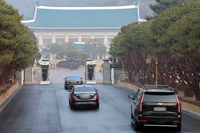 The presidential motorcade heads toward Cheong Wa Dae , Dec. 29, marking the return of the presidential office to Cheong Wa Dae after three years and seven months. (Pooled photo via Yonhap)