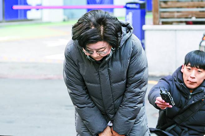 Lee Hye-hoon, nominee for head of the Ministry of Planning and Budget, bows as she arrives at her confirmation hearing preparation office at the Korea Deposit Insurance Corporation in Jung-gu, Seoul, on Jan. 5. [KIM KYUNG-ROK]