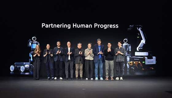 From left, Merry Frayne, director of Spot Product Management at Boston Dynamics, Carolina Parada, head of Robotics at Google DeepMind, Alberto Rodriguez, director of Atlas Behavior at Boston Dynamics, Robert Playter, Boston Dynamics CEO, Hyundai Motor Group Vice Chairman Chang Jae-hoon, Aya Durbin, humanoid application product lead at Boston Dynamics, Zachary Jackowski, general manager of Atlas at Boston Dynamics, Lee Woong-jae, vice president of manufacturing division at Hyundai Motor Group, and Woo Seung-hyun, future strategy team lead at Hyundai Motor Group, pose for a photo after Hyundai's presentation for the CES 2026 in Las Vegas on Jan. 5. [HYUNDAI MOTOR]