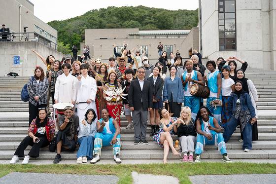 President Chang Ji-hun, center, poses for a photo with artists participating in the Intercultural Day workshop on Sept. 23. [SEOUL INSTITUTE OF THE ARTS]