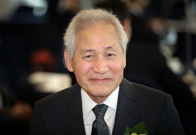 The late actor Ahn Sung-ki receives the April 19 democratic peace prize in 2023. [NEWS1]