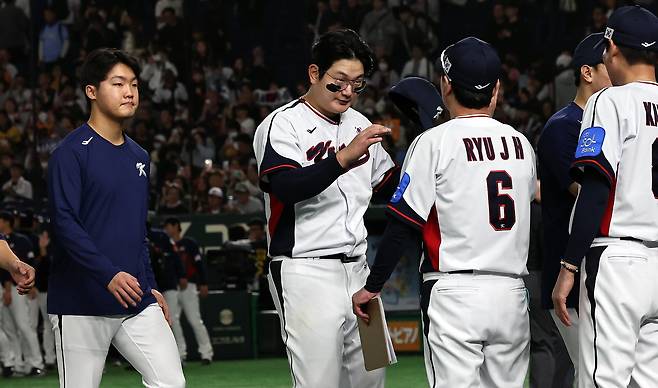 Korean national baseball team manger Ryu Ji-hyun, center right, is seen high-fiving players during a World Baseball Classics (WBC) evaluation match against Japan at Tokyo Dome in Tokyo on Nov. 16, 2025. [NEWS1]