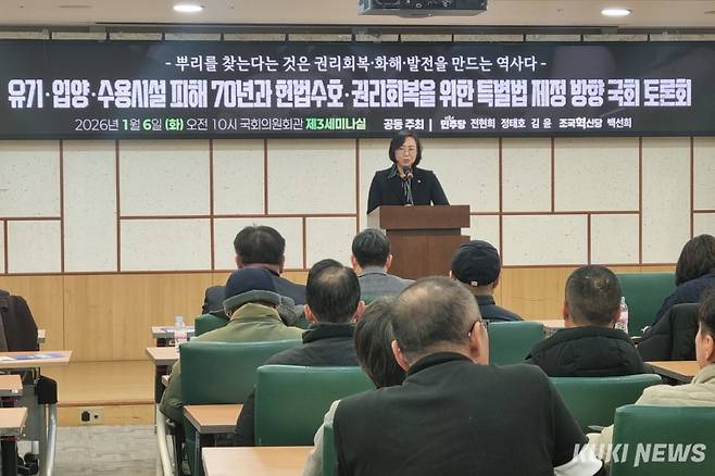 백선희 조국혁신당 의원이 6일 서울 여의도 국회 의원회관 제3세미나실에서 열린 ‘유기·입양·수용시설 피해 70년과 헌법수호·권리회복을 위한 특별법 제정 방향 국회 토론회’에서 발언하고 있다. 조진수 기자